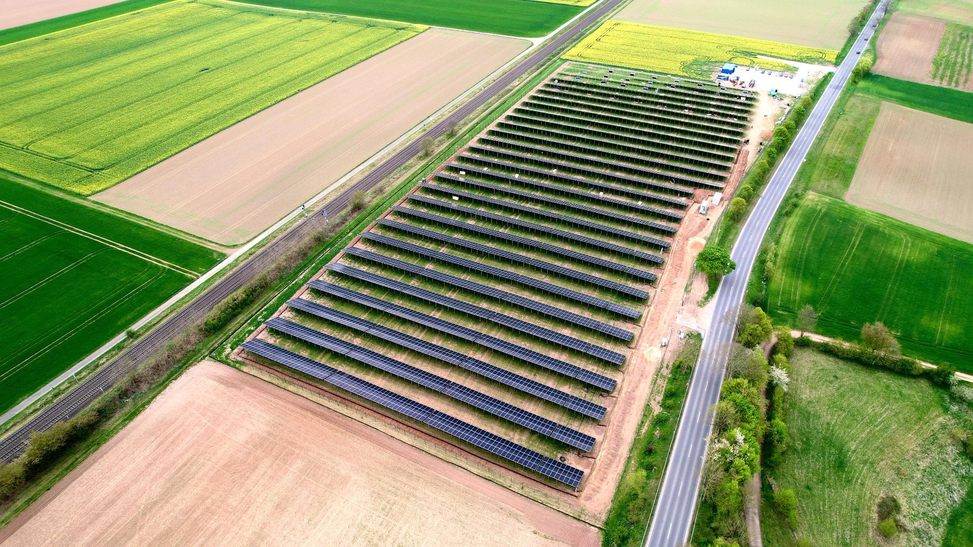 Hotová solární elektrárna – letecký pohled